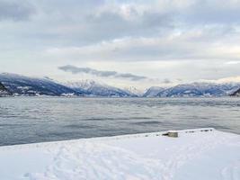 vik skisenter, roysane, norvège. vue magnifique sur le sognefjord en hiver. photo