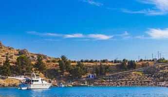 panorama de la baie de st paul avec eau claire lindos rhodes grèce. photo