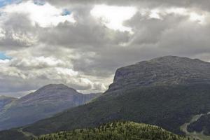 paysage spectaculaire avec des montagnes et des vallées à hemsedal, buskerud, norvège. photo