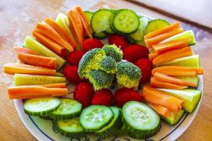 légumes verts verts coupés et servis sur une assiette. photo