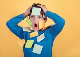 portrait d'enfant avec des papiers à lettres collés sur le corps photo