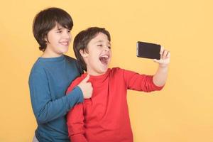 amis prenant selfie sur smartphone photo