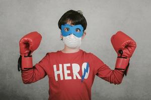coronavirus.enfant portant un masque pour coronavirus habillé en super-héros