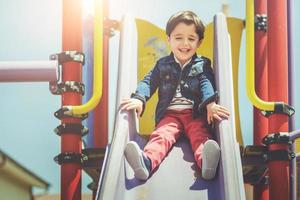 enfant heureux jouant dans le parc photo