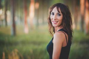 femme souriante dans la forêt photo