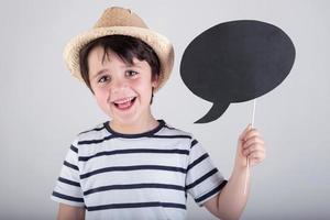 enfant heureux avec bulle de dialogue photo