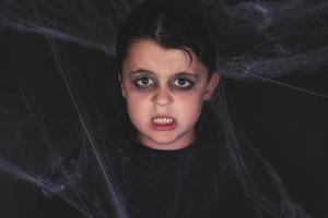 enfant heureux à halloween photo