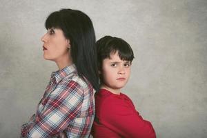 mère et fils qui sont en colère photo