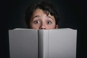 enfant curieux avec un livre photo