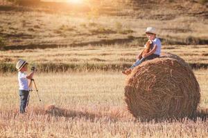 enfants jouant dans la paille photo