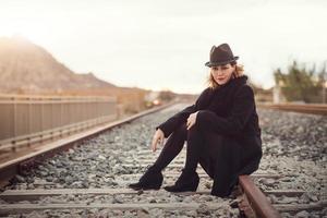 fille attendant le train sur le quai de la gare photo