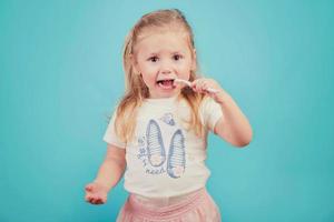 petite fille avec une brosse à dents photo