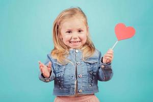 bébé souriant avec un coeur photo