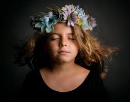 jolie petite fille avec une couronne de fleurs photo