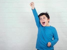 enfant drôle avec les mains en l'air criant photo