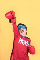 super-héros. portrait de garçon en costume de super-héros photo