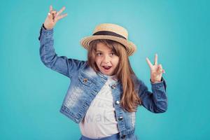 portrait de fille heureuse avec chapeau photo