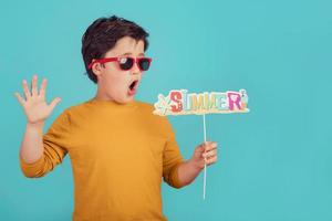 été, enfant drôle avec des lunettes de soleil photo