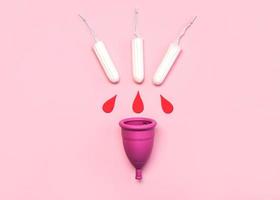 coupe menstruelle en silicone avec tampons. concept d'hygiène gynécologique alternative intime féminine photo