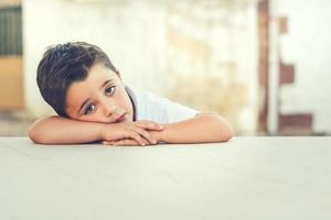 enfant triste en plein air photo