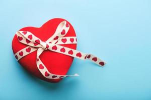 happy valentine's day.red heart attaché avec un arc blanc avec des coeurs.valentine day concept photo