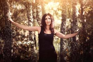 portrait d'une jolie jeune femme assise sur le terrain photo