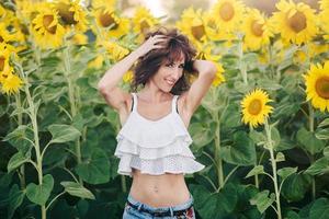 jeune femme dans un champ de tournesol photo