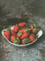 fraises fraîches rouges dans un bol photo
