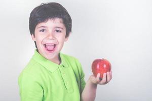 garçon souriant avec pomme photo