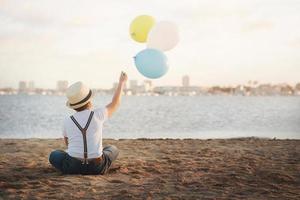 petit garçon avec des ballons colorés photo