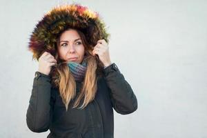 jolie jeune femme avec manteau photo