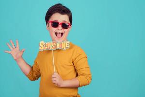 soleil, enfant drôle avec des lunettes de soleil photo