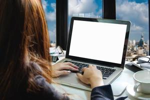 femmes travaillant sur un ordinateur portable et sur la table blanche au bureau à domicile. je photo