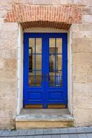 porte bleue avec mur de briques à lviv, ukraine. photo