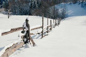 clôture aux sommets enneigés campagne hiver ensoleillé photo