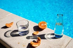 verres et fruits au bord de la piscine photo