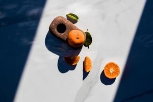 tranches de mandarines sur une vue supérieure du tableau blanc photo