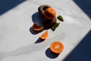 tranches de mandarines sur un tableau blanc photo