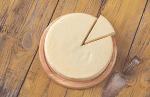 gâteau au fromage traditionnel sur la table en bois photo