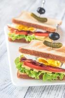 sandwichs avec œuf au plat et bacon photo