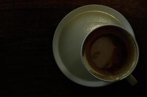 nature morte avec une tasse de café vide sur une table en bois photo