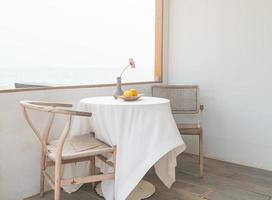 belle et vide table et chaise minimales sur la fenêtre latérale photo