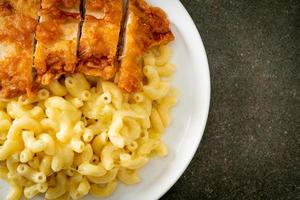 macaroni au fromage avec poulet frit photo