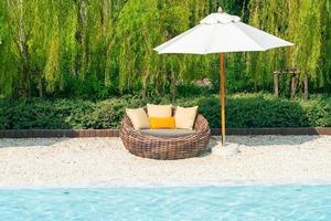 chaise de patio extérieur avec oreiller et parasol autour de la piscine photo