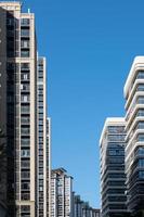 sous le ciel bleu, l'espace entouré d'immeubles de grande hauteur dans la ville photo