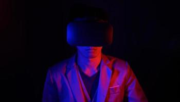 lunettes de réalité virtuelle. réalité augmentée, jeu, futur concept technologique. monde simulé vr de la robe futuriste de la posture du corps métaverse photo
