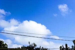 nuages et fond de ciel bleu avec espace de copie photo