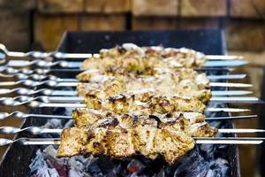 viande de barbecue. griller à l'extérieur. délices au barbecue photo