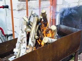 barbecue avec charbons incandescents et flammes vives
