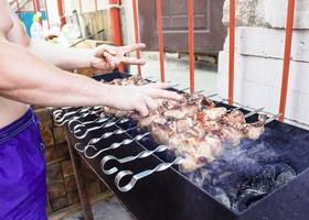 morceaux de viande en brochettes frits sur le gril photo